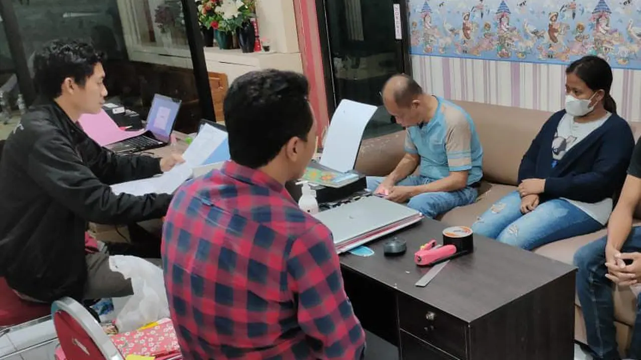 Pelaku ketika dimintai keterangan di UPPA Satreskrim Polres Tuban. (Adirin/Liputan6.com)