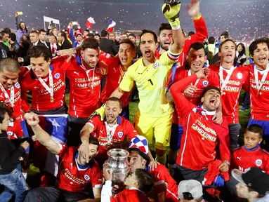 Para pemain Chili merayakan kemenangan mereka di laga final Copa America 2015 di Stadion Nasional di Santiago, Chili, (4/7/2015). Chili menang lewat adu penalti atas Argentina dengan skor 4-1. (REUTERS/Marcos Brindicci)