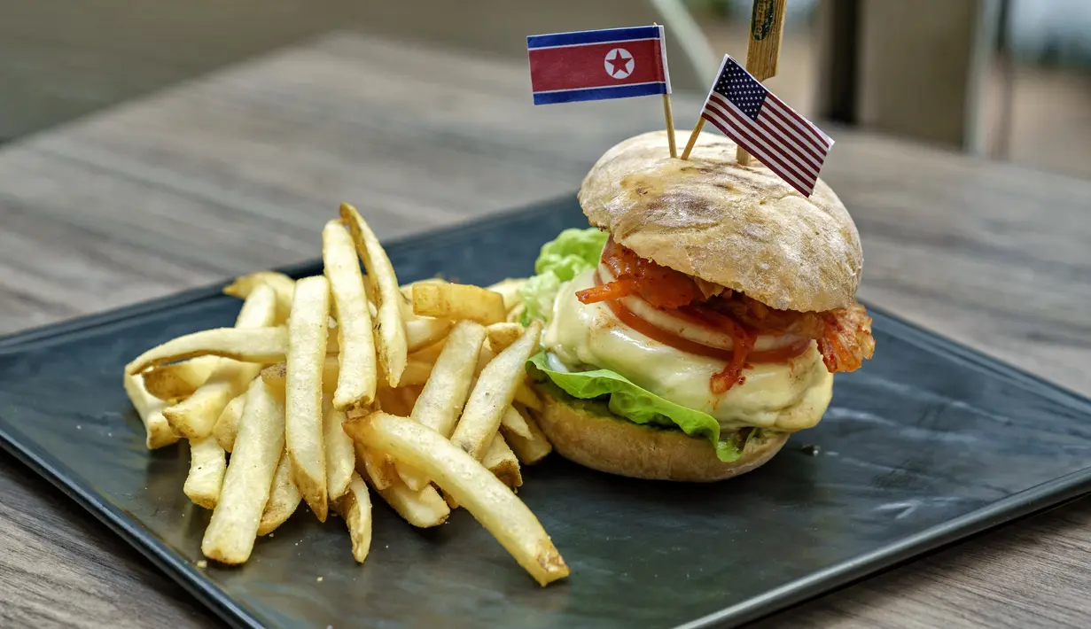 Menu burger kimchi dengan nama Cowboy Kimchi Burger disajikan sebuah restoran di Singapura, 6 Juni 2018. Makanan itu memanfaatkan momentum pertemuan Donald Trump dan Pemimpin Korea Utara Kim Jong-un di Singapura 12 Juni nanti. (AFP/Nicholas YEO)