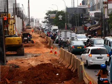 Sejumlah alat berat beroperasi menyelesaikan proyek jalan tol Bekasi-Cawang-Kampung Melayu (Becakayu) di Kalimalang, Jakarta, Sabtu (27/6). Pengerjaan proyek tersebut dikebut untuk mengantisipasi kemacetan ketika musim mudik. (Liputan6.com/Johan Tallo)