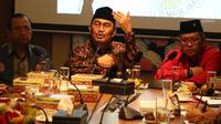 Ketua Umum Ikatan Cendekiawan Muslim Indonesia (ICMI) Jimly Asshiddiqie menerima kunjungan Sekjen DPP PDI Perjuangan Hasto Kristiyanto di kantor ICMI, Jakarta, Rabu (13/12). Kunjungan tersebut dalam rangka menjalin silaturahmi. (Liputan6.com/Angga Yuniar)