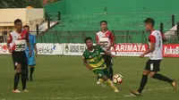 Laga Perssu Real Madura kontra Persewangi Banyuwangi dalam lanjutan Liga 2 di  Stadion A. Yani Sumenep, Sabtu (6/5/2017), berakhir imbang 4-4. (LIputan6.com/Mohamad Fahrul)