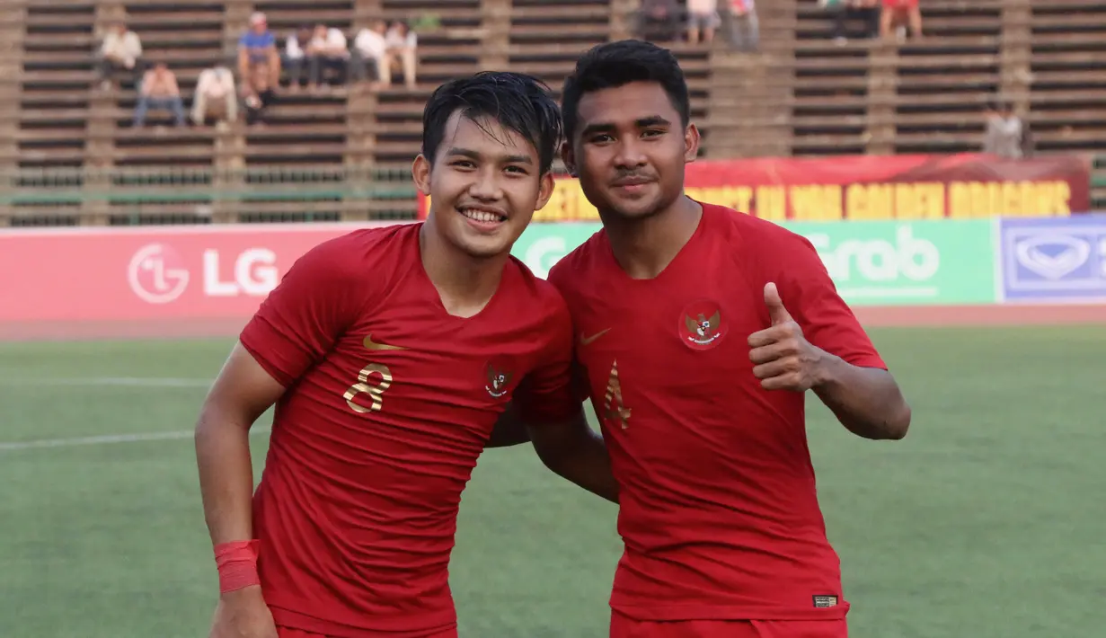 Pemain Timnas Indonesia U-22, Witan Sulaeman, merayakan kemenangan bersama Asnawi Mangkualam pada laga Piala AFF U-22 2019 di Olympic Stadium, Phnom Penh, Kamboja, Minggu (24/2/2019). Indonesia menang 1-0 atas Vietnam. (Bola.com/Zulfirdaus Harahap)
