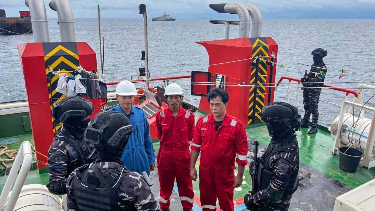 Prajurit TNI AL saat mengamankan dua kapal pengangkut nikel yang terindikasi melakukan sejumlah pelanggaran di Perairan Mandiodo, Konawe Utara, Sulawesi Tenggara, Selasa (25/11/2025 ).