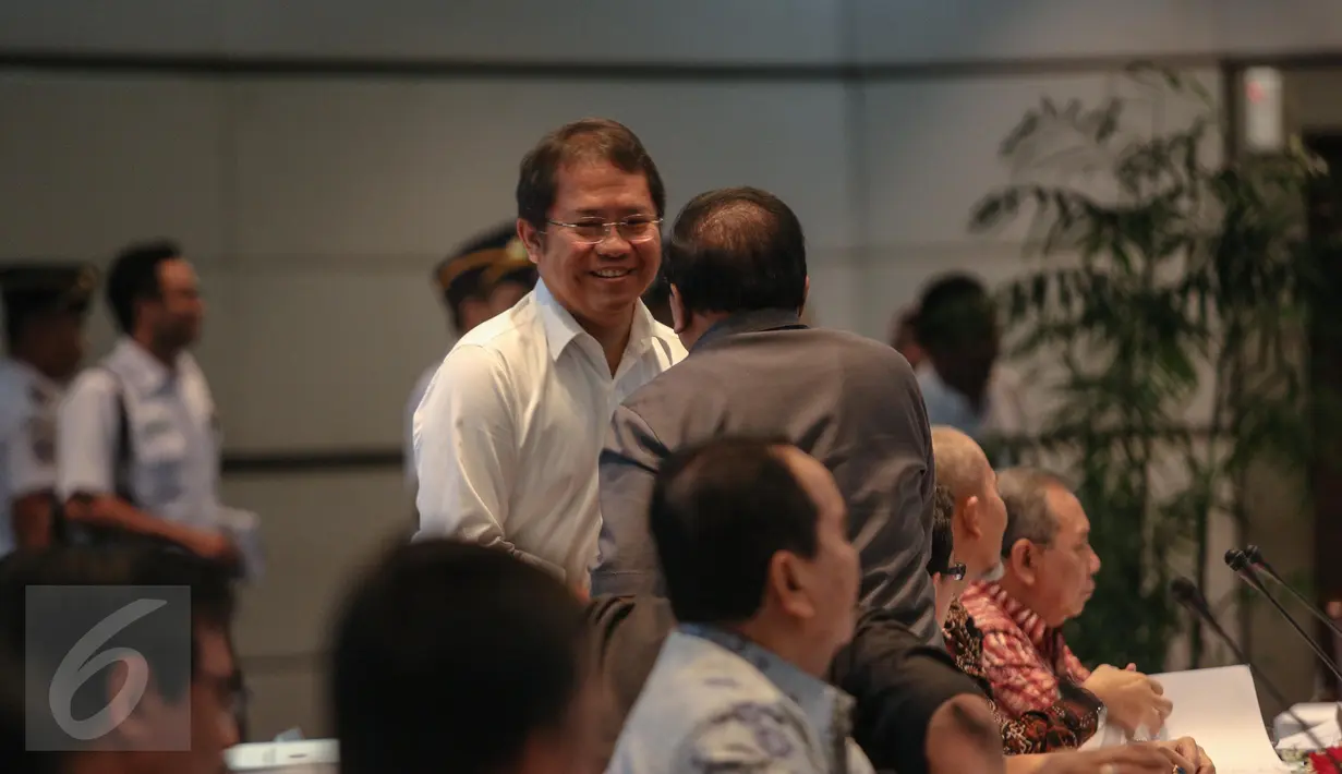 Menkominfo Rudiantara saat tiba untuk menghadiri rapat koordinasi dengan sejumlah pihak terkait persiapan angkutan mudik lebaran, di kantor Kementerian Perhubungan, Jakarta, Selasa (30/6/2015). (Liputan6.com/Faizal Fanani)