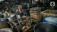 Aktivitas pekerja di pabrik tahu tempe yang berhenti operasi di kawasan Duren Tiga, Jakarta, Sabtu (2/12/2021). Puskopti DKI Jakarta pun menyatakan mogok produksi ini akan dilakukan oleh sekira 5.000 pelaku usaha kecil menengah yang ada di bawah naungannya. (Liputan6.com/Faizal Fanani)