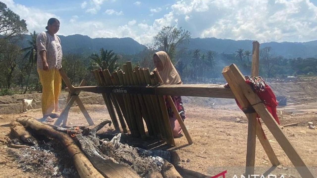 Di Tengah Puing Bencana, Warga Tukka Pertahankan Tradisi Memasak Lemang Jelang Lebaran