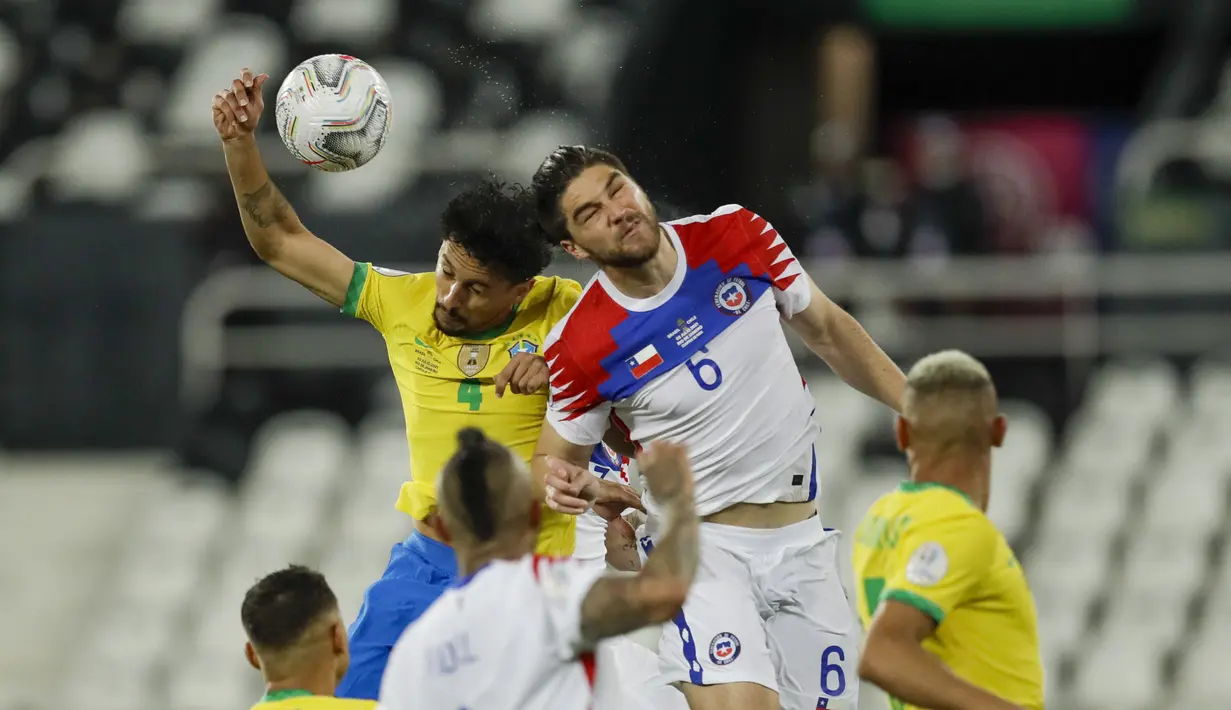 Bek timnas Brasil, Marquinhos dan bek Chile, Francisco Sierralta melakukan sundulan saat berebut bola pada perempat final Copa America 2021 di Stadion Nilton Santos, Sabtu (3/7/2021) pagi WIB. Timnas Brasil lolos ke babak semifinal berkat kemenangan 1-0 atas Chile. (AP Photo/Bruna Prado)