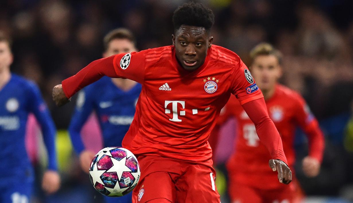 2. Alphonso Davies - Davies memiliki peran penting bagi langkah Bayern Munchen untuk bisa sampai ke babak final Liga Champions musim ini. Pemain berusia 19 tahun ini melengkapi ketajam Lewandowski di lini depan Bayern Munchen dengan suplai-suplai bolanya. (AFP/Glyn Kirk)