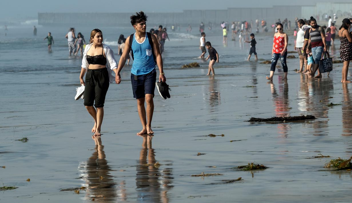  FOTO  Berakhir Pekan di  Pantai  Tijuana Meksiko Usai 