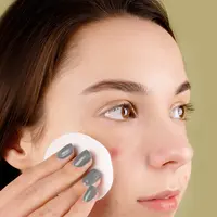 Banyak orang saat ini menghadapi banyak kebingungan ketika memilih antara AHA dan BHA yang cocok dengan tipe kulitnya. [Dok/Pexels.com/Hanna Pad].