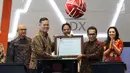 Dirut PT Danareksa Investment Management Marsangap P. Tamba (kiri) foto bersama dengan Direktur Bursa Efek Indonesia Samsul Hidayat saat peluncuran Danareksa ETF Indonesia Top 40 di BEI, Jakarta, Selasa (24/4). (Liputan6.com/Angga Yuniar)