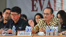 Komisaris Utama SCTV, Jenderal Purn R. Soeyono (kanan) saat menjawab pertanyaan dewan juri KPI mengenai program-program edukasi dan pendidikan di SCTV, Jakarta, Senin (16/5/2016). (Liputan6.com/Yoppy Renato)
