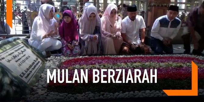 VIDEO: Mulan Jameela Ziarah ke Makam Gus Dur