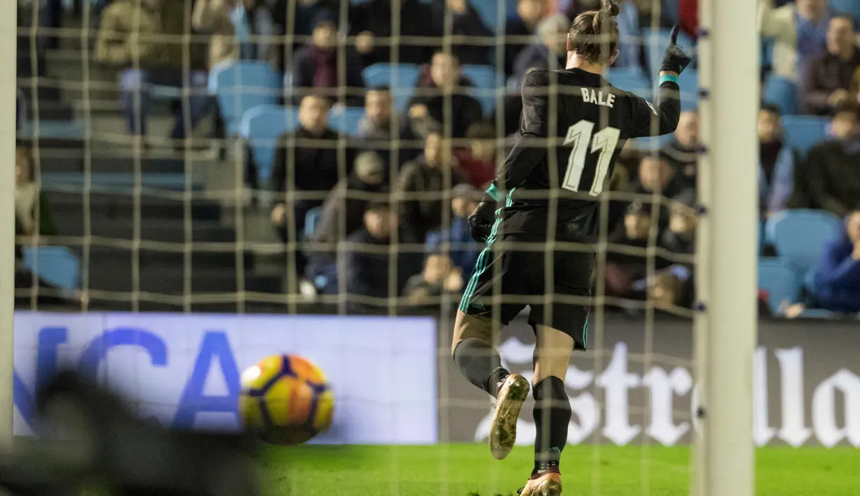 Pemain Real Madrid, Gareth Bale merayakan gol ke gawang Celta Vigo pada pertandingan pekan ke-18 La Liga di Estadio de Balaidos, Minggu (7/1). Sempat unggul berkat dua gol Gareth Bale, Madrid akhirnya harus puas dengan skor akhir 2-2. (AP/Lalo R. Villar)