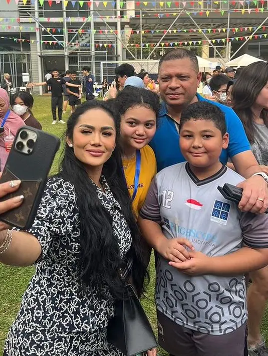 <p>"Hari ini saya merasa sangat bahagia atas prestasi kedua anak saya, Amora menjadi juara 1 lomba anggar HS CUP antar sekolah," tulis Raul Lemos dalam unggahan 17 Juni. [Instagram/raullemos06]</p>