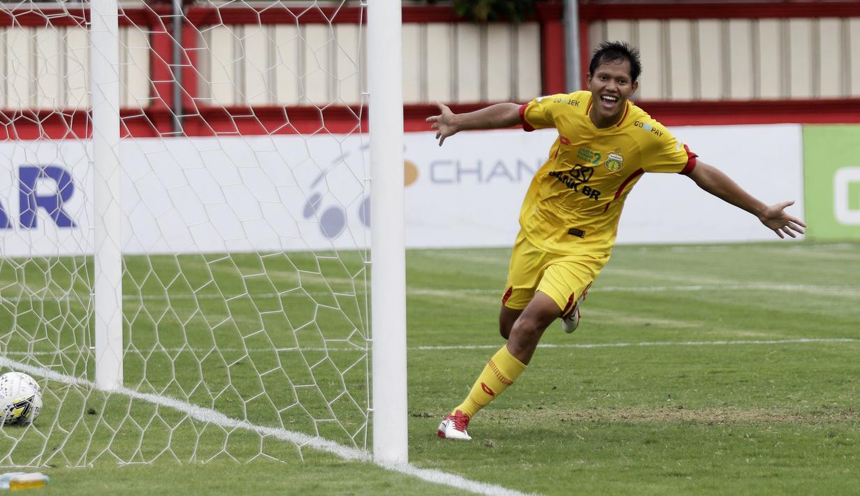 Gelandang Bhayangkara FC, Adam Alis, melakukan selebrasi usai mencetak gol ke gawang Arema FC pada laga Shopee Liga 1 di Stadion PTIK, Jakarta, Rabu (27/11). Bhayangkara menang 1-0 atas Arema. (Bola.com/Yoppy Renato)