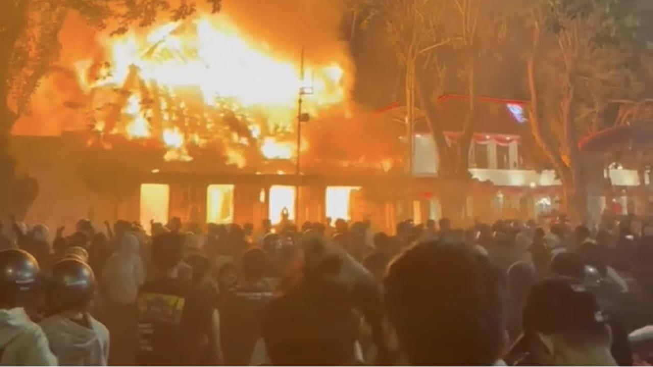 Gedung Grahadi dan DPRD Kota Kediri Dibakar Massa