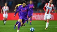 Gelandang Liverpool, Mohamed Salah, menggiring bola saat melawan Red Star pada laga Liga Champions di Stadion Rajko Mitic, Belgrade, Selasa (6/11). Red Star menang 2-0 atas Liverpool. (AFP/Andrej Isakovic)