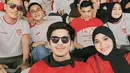 Aurel dan Atta Halilintar juga tampak mengenakan jersey dari Erspo, keduanya memadukan nuansa hitam sehingga tampilannya terlihat lebih bold. [Foto: Instagram/ Atta Halilintar]