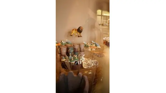 Makanan dan minuman yang dihidangkan juga bertema kebun binatang.