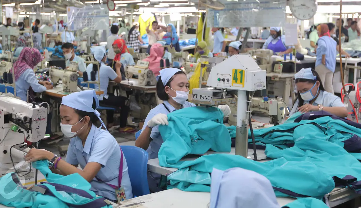Aktivitas pekerja di PT Pan Brother,Tangerang, Banten, Selasa (13/10/2015). Industri tekstil di dalam negeri terus menggeliat. Hal ini ditandai dengan adanya peningkatan produksi dan aliran investasi di dalam dan luar negeri. (Liputan6.com/Angga Yuniar)