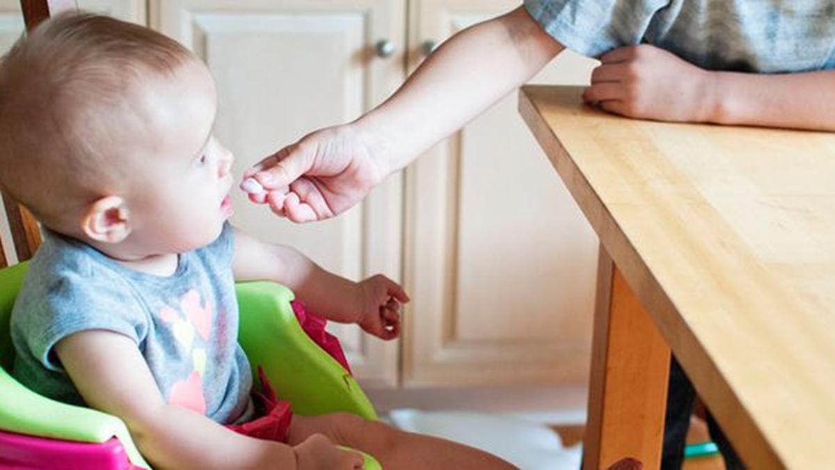 Cara Mengatasi Bayi yang Susah Makan MPASI - Parenting Fimela.com
