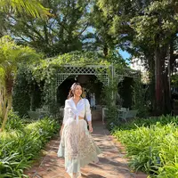 Shandy Aulia melanjutkan liburan keliling Eropanya dengan mengunjungi Spanyol. Kali ini, ia tampil dengan summer look bernuansa feminin [@shandyaulia]