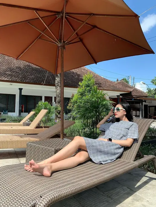 Potret cantik Tika saat duduk mengenakan kaca mata . Dia terlihat memesona dalam balutan dress berwarna abu abu. Diketahui Tika memliki hobi traveling . Berbagai negara dan daerah dan Indonesia sudah dia sambangi. (Instagram/t__eun22)