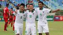 Pemain Timnas Indonesia U-19 merayakan kemenangan usai mengalahkan Myanmar pada laga Piala AFF U-18 di Stadion Thuwunna, Minggu (17/9/2017). Indonesia menang 7-1 atas Myanmar. (Liputan6.com/Yoppy Renato)