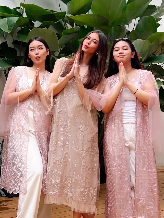 Yuki Kato saat Lebaran bersama adik-adiknya. [@yukikt]