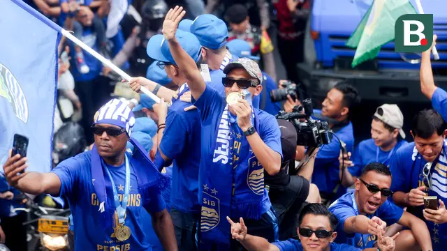 Foto: Euforia Bobotoh dan Pemain Persib Bandung Saat Pawai Juara BRI Liga 1