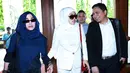 Bella Shofie datang di Pengadilan Agama sekitar pukul 10.45 WIB, dengan mengenakan busana serba putih dan berkacamata gelap. (Deki Prayoga/Bintang.com)