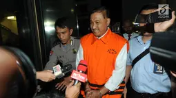 Anggota Komisi VIII DPR Fraksi Golkar, Markus Nari memakai rompi tahanan usai menjalani pemeriksaan di gedung KPK, Jakarta, Senin (1/4). Markus Nari resmi ditahan KPK 20 hari ke depan di Rutan Cabang KPK terkait dugaan korupsi e-KTP.  (merdeka.com/Dwi Narwoko)