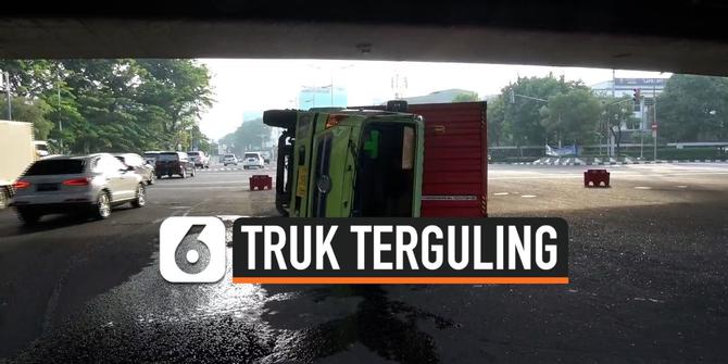 VIDEO: Sopir Mengantuk, Truk Kontainer Terguling di Tomang