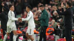 Pemain Real Madrid, Trent Alexander-Arnold (kiri) masuk menggantikan Arda Guler untuk bermain dalam laga Liga Champions 2025/2026 melawan Liverpool di Anfield, Liverpool, Inggris, Selasa (04/11/2025) waktu setempat. (AP Photo/Jon Super)