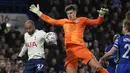 Kiper Chelsea Kepa Arrizabalaga (tengah) melakukan penyelamatan di depan gelandang Tottenham Hotspur Lucas Moura dalam semifinal leg pertama Piala Liga Inggris di Stamford Bridge, Kamis (6/1/2022) dini hari WIB. Chelsea mengungguli Tottenham Hotspur 2-0. (AP Photo/Kirsty Wigglesworth)