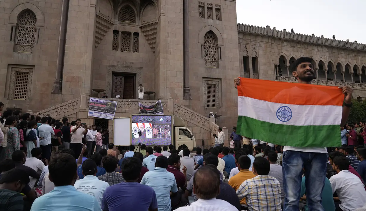 Chandrayaan-3 berhasil mendarat sesuai rencana pada 18:04 waktu setempat (12:34 GMT), dikutip dari laman BBC, Rabu (23/8/2023). (AP Photo/Mahesh Kumar A.)