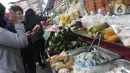 Warga memilih menu makanan khas Sumatera Barat yang dijajakan di kawasan Food Street Kramat, Jakarta, Jumat (30/4/2021). Kawasan yang menjual beragam menu makanan khas Sumatera Barat selalu ramai dikunjungi pecinta kuliner terutama jelang waktu berbuka puasa. (Liputan6.com/Helmi Fithriansyah)