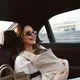 Alyssa Daguise tampil kasual saat mengasuh Baby Soleil. T-shirt putih, jeans straight-leg, baby carrier netral, dan Hermès Birkin 25 senilai Rp522 juta melengka (@alyssadaguise)