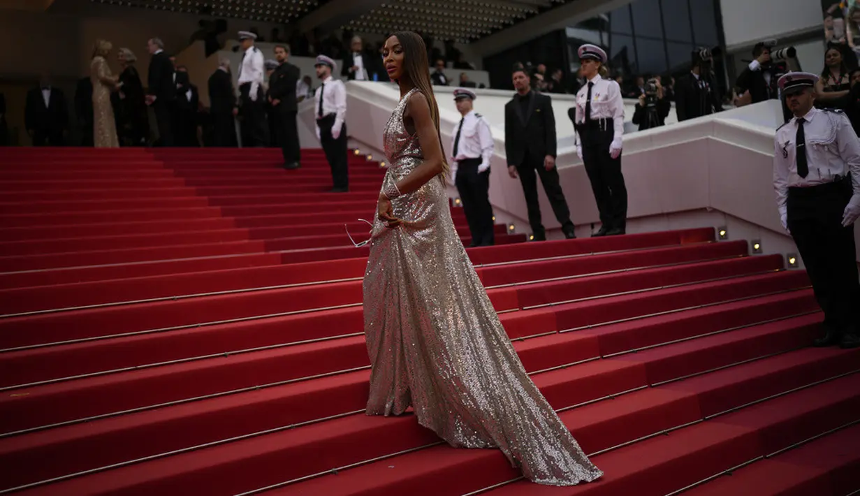 <p>Naomi Campbell menyalurkan aura supermodel ikoniknya saat menghadiri upacara pembukaan dan pemutaran perdana film 'Jeanne du Barry' di Festival Film Cannes 2023. (AP Photo/Daniel Cole)</p>