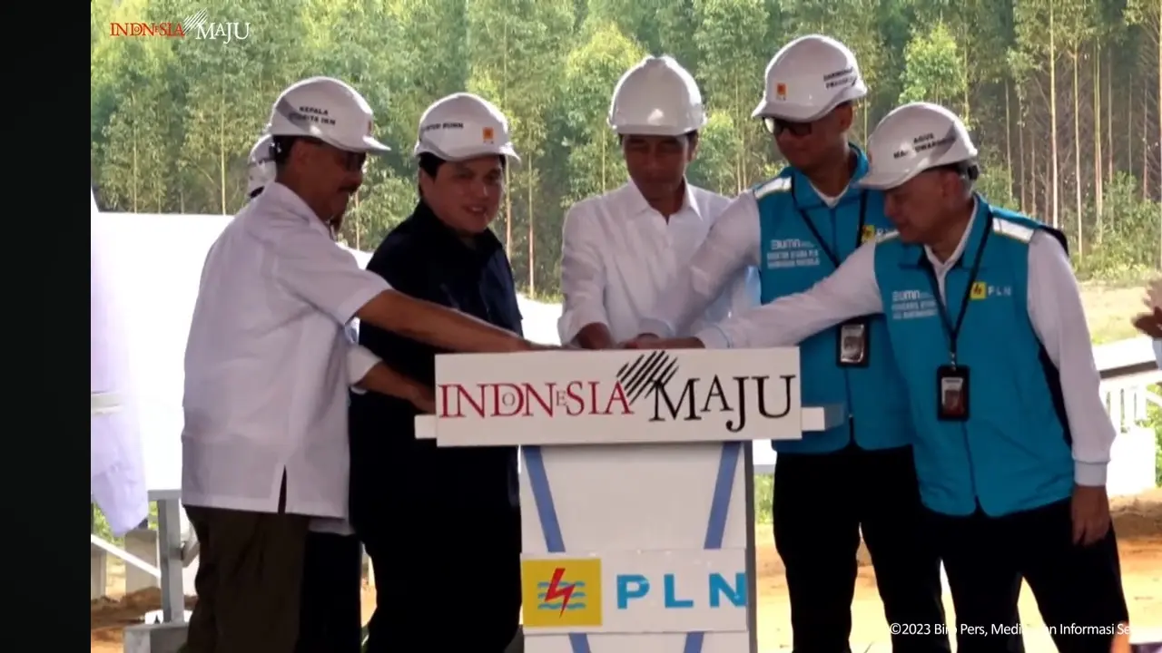 Presiden Joko Widodo (Jokowi) secara resmi memulai proses ground breaking pembangkit listrik tenaga surya (PLTS) di Ibu Kota Nusantara atau IKN.