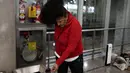 Saat penumpang mulai berdatangan, beberapa dari mereka yang bermalam pergi untuk menghabiskan hari di dapur umum, sementara yang lain berkeliaran di sekitar bandara untuk meminta uang receh di lampu lalu lintas, dan sebagian lagi tetap duduk di kursi dan berbaur dengan para pelancong. (AP Photo/Natacha Pisarenko)