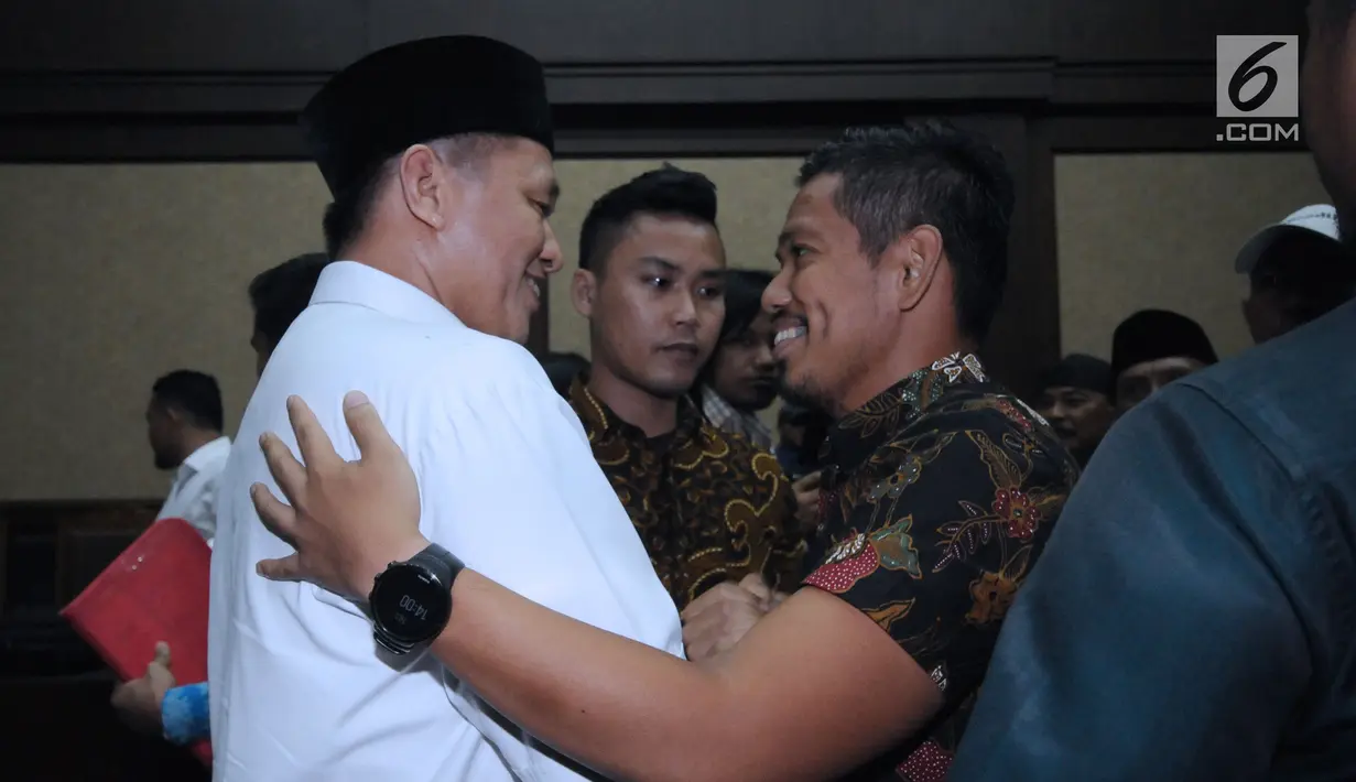 Bupati Lampung Tengah nonaktif, Mustafa saat menjalani sidang dakwaan di Pengadilan Tipikor, Jakarta, Senin (14/5). Atas dakwaan dari penuntut umum, Mustafa mengaku tidak akan mengajukan eksepsi atau nota keberatan. (Liputan6.com/Helmi Fithriansyah)