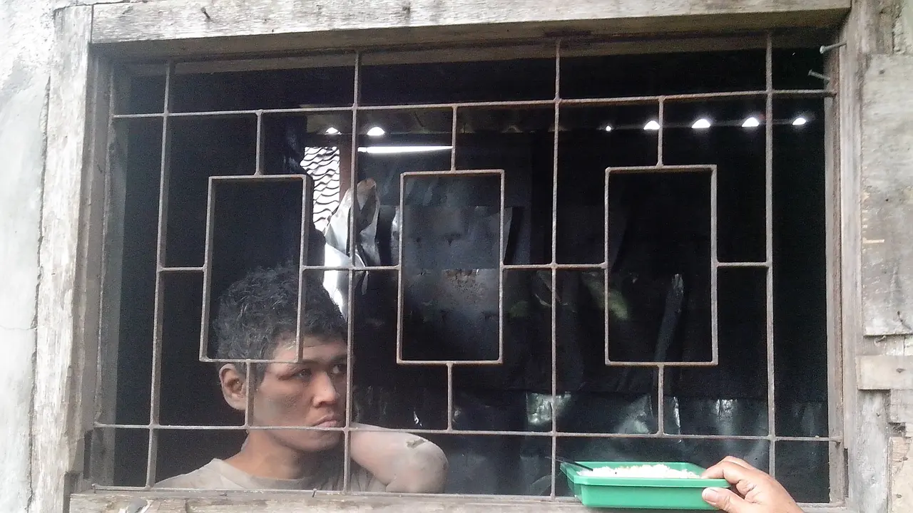 Pria di Bogor Dipasung