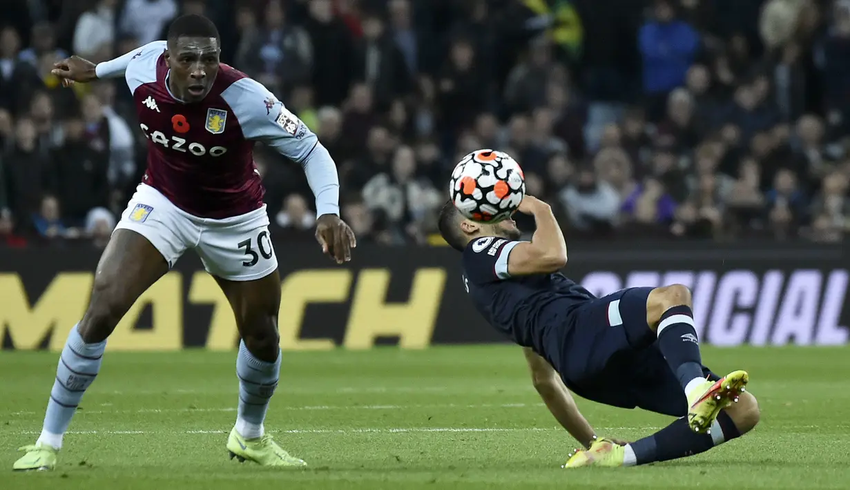 Gelandang West Ham United, Pablo Fornals jatuh saat bersaing dengan bek Aston Villa, Kortney Hause pada pekan sepuluh Liga Inggris di Villa Park, Minggu (31/10/2021). West Ham United mengandaskan tuan rumah Aston Villa dengan skor 4-1. (AP Photo/Rui Vieira)