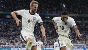 Selebrasi striker Timnas Inggris, Harry Kane (kiri) bersama rekannya, Jude Bellingham setelah mencetak gol kedua timnya ke gawang Timnas Slovakia pada laga babak 16 besar Euro 2024 di Arena AufSchalke, Gelsenkirchen, Jerman, Minggu (30/6/2024). (AP Photo/Thanassis Stavrakis)