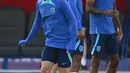 Penyerang Inggris #20 Phil Foden (Kiri) dan rekan satu timnya ambil bagian dalam sesi latihan jelang kontra Prancis pada perempat final Piala Dunia 2022, di Stadion Al Wakrah SC, selatan Doha, Jumat (9/12/2022). Inggris sejauh ini melaju cukup mulus, tetapi laga melawan Prancis akan menjadi ujian yang sebenarnya bagi mereka. (Paul ELLIS / AFP)