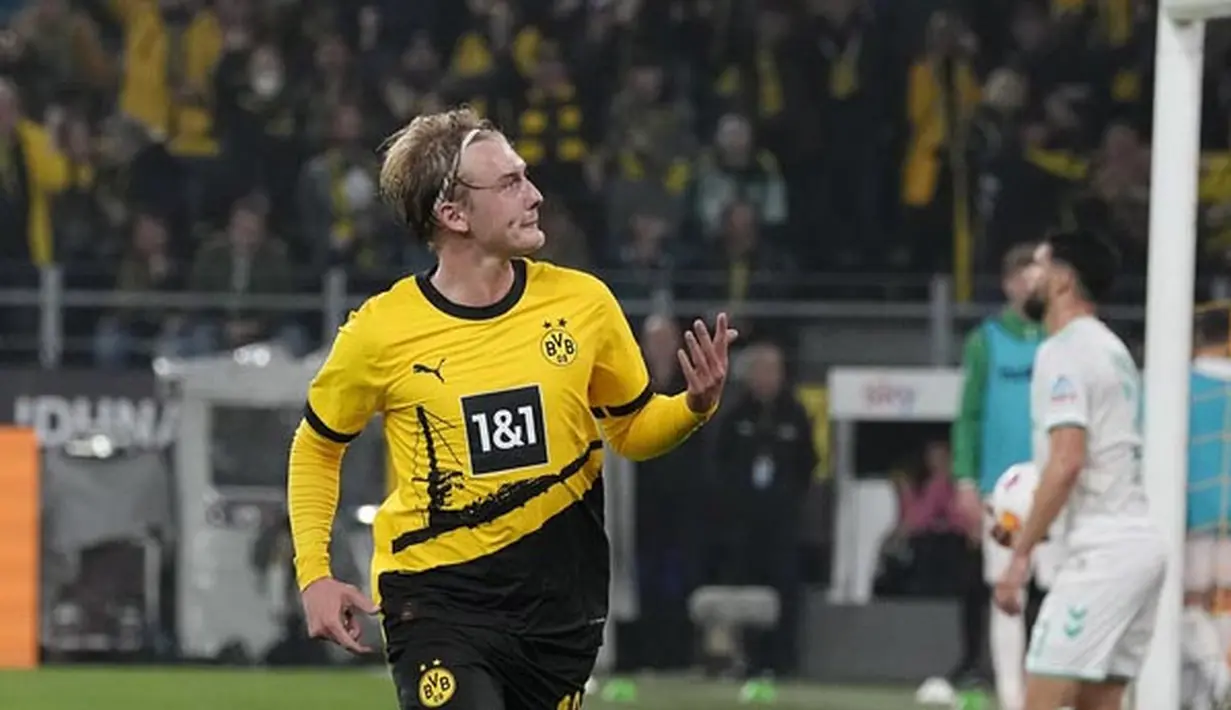 Pemain Borussia Dortmund, Julian Brandt, melakukan selebrasi setelah mencetak gol ke gawang Werder Bremen pada laga Bundesliga di Stadion Signal Iduna Park, Sabtu (21/10/2023). Gol semata wayang di laga tersebut dicetak oleh Julian Brandt. (AP Photo/Martin Meissner)