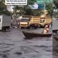 Viral Video Aksi Pria Naik Perahu di Jalan Raya saat Banjir, Jadi Sorotan Publik (sumber: Twitter/negativisme)
